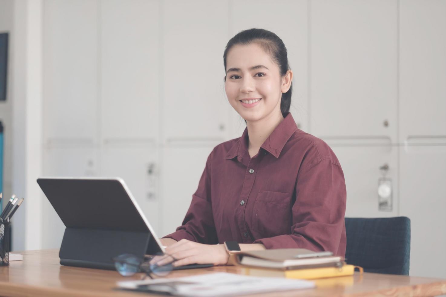 Espacio de trabajo de planificación financiera con documentos y calendario