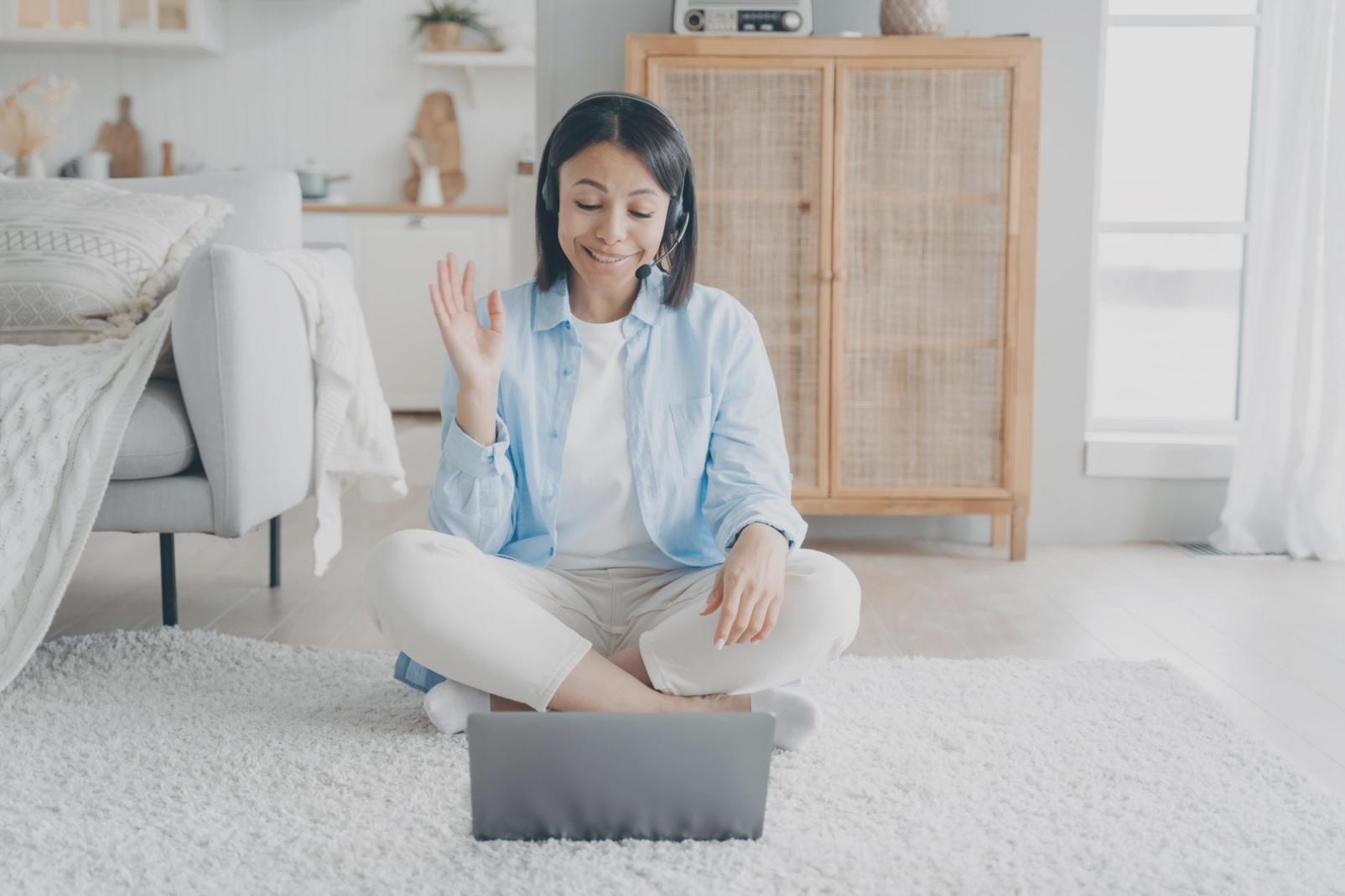Persona organizando documentos financieros con calendario digital