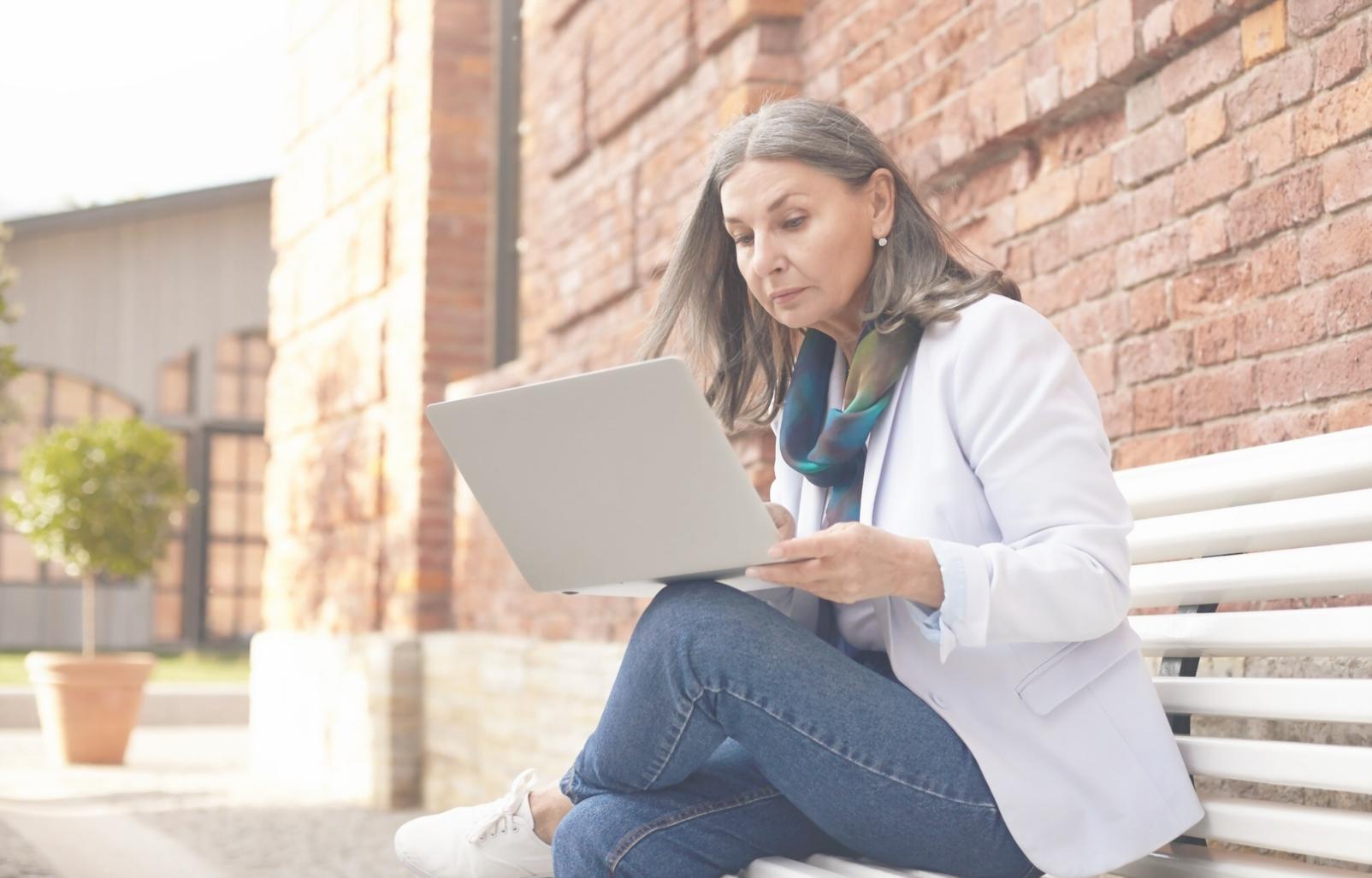 Espacio de trabajo organizado con calendarios y documentación financiera